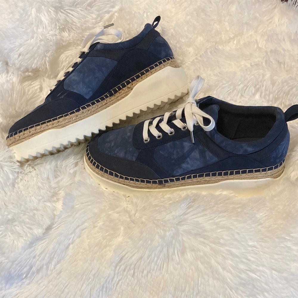 Platform tennis shoes